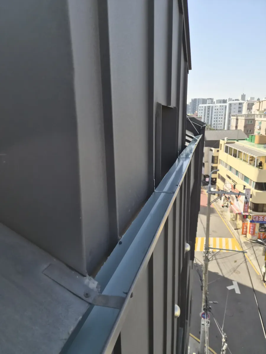 옥상 물받이 이물질 제거 시공 후